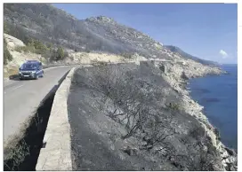  ?? (Photo AFP) ?? Le plus important des deux incendies, au cap Corse, a ravagé   hectares. Attisé par des vents atteignant plus de  km/h, il avait sauté la ligne de crête et atteint la côte est dans la nuit de vendredi à hier.