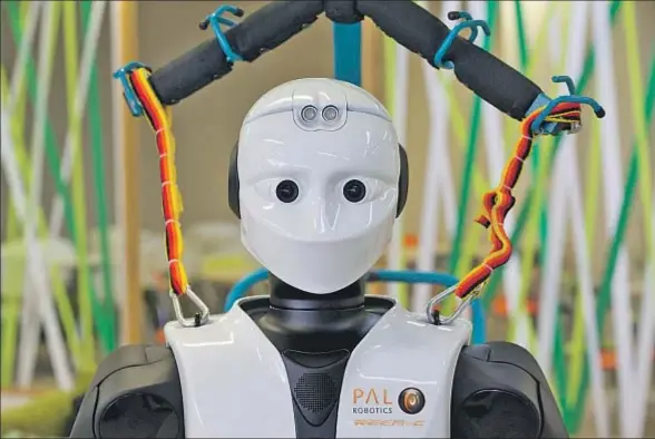  ?? MARC ARIAS ?? Los robots de última generación en la próxima década trabajarán codo a codo con el hombre incluso donde se exige más cualificac­ión