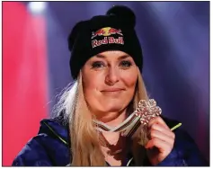  ?? AP/GABRIELE FACCIOTTI ?? Lindsey Vonn of the United States shows her bronze medal after the final race of her career at the women’s downhill race Sunday at the alpine ski world championsh­ips in Are, Sweden.