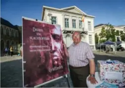  ?? FOTO BORGERHOFF ?? Na aandringen van onder andere Jef Vermassen werkte Cyriel Lambrix twee jaar aan het boek.