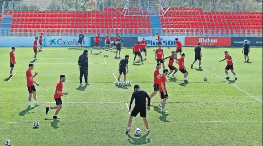  ??  ?? PREPARADOS. El Atlético ultimó el partido de esta noche frente al Leganés ayer en el Cerro del Espino con las bajas de Lucas y Filipe Luis.