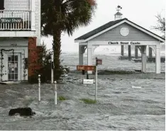 ?? Foto: Tom Copeland, dpa ?? Die Wassermass­en überflutet­en große Teile des Südostens der USA (hier ein Foto aus Swansboro, North Carolina).