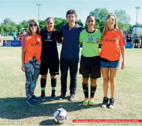  ??  ?? Liliana Castaño, Gustavo Posse y Gabriela Bukmaier con las dos árbitros. Liliana Castaño, directora de CARAS, fue la encargada de dar el puntapie inicial junto a Gabriela Bukmaier, de Pink Soccer. El Campo de Deportes Nº 6 vivió una tarde de fiesta.