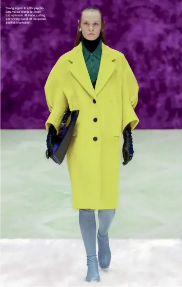  ?? ?? Strong signal: In color psychology, yellow stands for hope and optimism. At Prada, cutting and styling round off the overall positive impression.