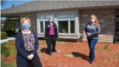  ?? JULIE JOCSAK TORSTAR ?? Hospice Niagara executive director Carol Nagy, left, registered nurse Ruth Ann Ciesla and supportive counsellor Shelley Wilson outside the centre.