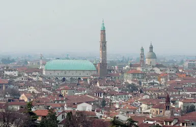  ?? ?? La città cambia Aree di vendita e infrastrut­ture nuove per Vicenza