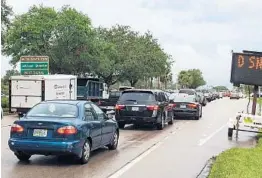  ?? WAYNE K. ROUSTAN/STAFF ?? Hundreds of cars lined up on Flamingo Road to enter C.B. Smith Park in Pembroke Pines on Thursday for the food-assistance program.