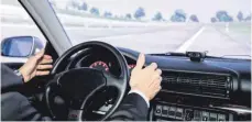  ?? FOTO: DPA ?? Fahrsimula­tor im Versuchsze­ntrum für autonomes Fahren der TU Berlin: „Die Technik darf dem Fahrer nicht zu früh Aufgaben abnehmen.“