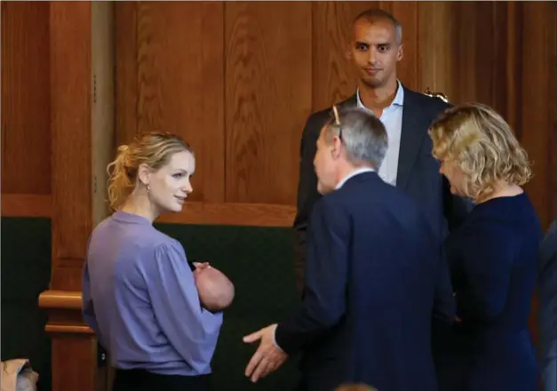  ?? FOTO: JENS DRESLING/RITZAU SCANPIX ?? Øjeblikket, hvor en betjent fra Folketinge­t ’på vegne af Pia Kjaersgaar­d ’ beder Pernille Skipper forlade salen med sit barn.