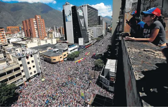  ?? ADRIANA LOUREIRO/REUTERS ?? Levante. Multidão protesta em Caracas contra governo de Maduro; Juan Guaidó pede de novo às Forças Armadas que deixem de apoiar o regime chavista