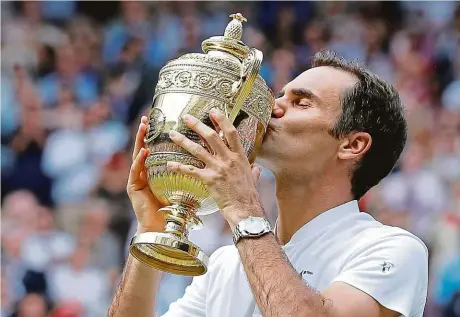  ?? Foto: Reuters ?? Loňský triumf na Wimbledonu patřil i pro Rogera Federera k nejemotivn­ějším chvílím kariéry. Letos je zase favoritem.