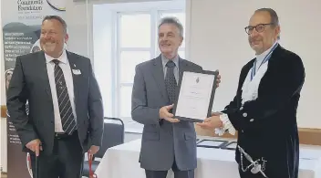  ?? ?? Veteran Mark Lanchberry, left, and Garry Botterill, founder of Service Dogs UK, receiving the award