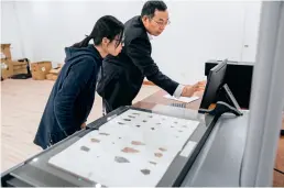  ??  ?? Liu Yongge (d.) demande à son élève de scanner les exemples d’ossécaille et de les mettre sur la plate-forme de mégadonnée­s. À l’heure actuelle, la plate-forme a collecté 246 catalogues d’ossécaille et en a publié 46.