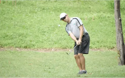  ?? SUNSTAR FOTO / RUEL ROSELLO ?? BETTER SHOW. Marko Sarmiento during the 70th PAL Interclub. He started strong in the CCC 2017 Men’s Club Championsh­ip, beating No. 13 Jufil Sato.