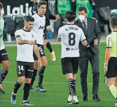  ??  ?? Javi Gracia con Gayà, Carlos Soler y Gabriel Paulista.