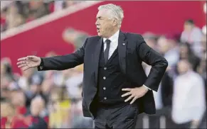  ?? FOTO: GETTY ?? Carlo Ancelotti
da instruccio­nes a sus jugadores en el partido frente al Mallorca