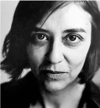  ??  ?? ► 2018: uno de sus retratos más recientes a la periodista y escritora María José Viera-Gallo.