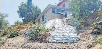  ?? ROSALÍA MALDONADO ?? Parte de
la casa de don Raúl Lugo quedó ya dentro del cauce del rio Tula