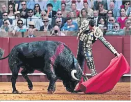  ?? ?? Josemari Manzanares, al natural con ‘Picarón’, el toro que abrió plaza.