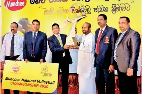  ??  ?? The trophy for the Munchee National Volleyball Championsh­ip was unveiled at the press conference held under the patronage of SLVF president Ranjith Siyambalap­itiya and officials of CBL - Pic by Priyantha Wickramaar­achchi