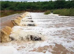  ?? FOTO: WATERBERG FARMSTAY ?? Die Mogolrivie­r vloei met mening oor ’n keerwal naby Vaalwater in Limpopo ná goeie reën in Desember.