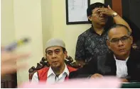  ?? DENNY MAHARDIKA/JAWA POS ?? TEMAN LAMA: Fajar Iman Aditiajaya mendengark­an keterangan saksi dalam sidang di Pengadilan Negeri Surabaya kemarin.