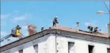  ?? ?? L’incendie éteint, les pompiers ont travaillé à la sécurisati­on de l’immeuble.