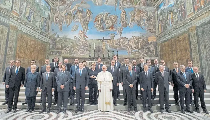  ?? AFP ?? Líderes. Angela Merkel, François Hollande y Mariano Rajoy entre otros junto al Papa Francisco al finalizar la histórica audiencia sostenida ayer en la Sala Regia del Vaticano.
