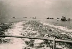  ??  ?? ■ Siebel Ferries at sea during the exercises conducted for the benefit Feldmarsch­all Kesselring.