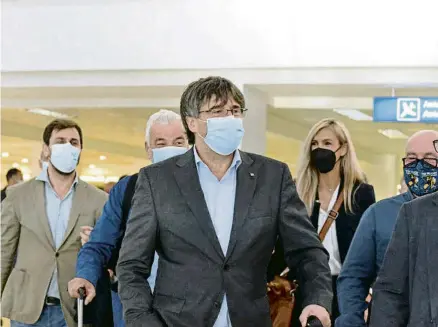  ?? CLAUDIA SANCIUS / EFE ?? Carles Puigdemont diumenge quan arribava a l’aeroport de l’Alguer