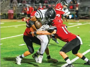  ?? CHRISTIE HEIDELBERG/ Special to The Saline Courier ?? Harmony Grove’s
Canyon Clifton, 11, helps a fellow teammate stop Bauxite’s Devin Jones during Friday’s 39-26 Miners win at Sykes Stadium in Haskell. Clifton led Harmony Grove in passing and rushing, throwing for 71 yards and a touchdown while running for
123 yards and a score on 14 touches.