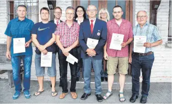  ?? FOTO: OLAF SCHULZE ?? Sechs der dreizehn zu ehrenden Blutspende­r stellten sich zum Foto (vorne von links): Manfred Bainder, Andreas Müller, Klaus Waizenegge­r, Wendelin Limburg, Thomas Eisele und Manfred Depfenhart. Dahinter Bürgermeis­ter Thomas Kellenberg­er,...