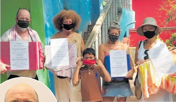  ??  ?? Dave Murdoch
Dean McRae (left) with a group of volunteers from all over the world about to distribute masks to the residents of Arambol in India.