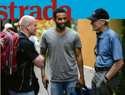  ??  ?? De esq. a dir., Spencer Stone e Anthony Sadler conversam com Clint Eastwood no set de ‘15h17 - Trem para Paris’