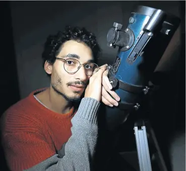  ?? Picture: Esa Alexander ?? Rhodes University PhD student Tariq Blecher with his reflecting telescope at his home in Rondebosch.
