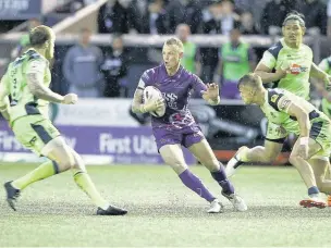  ?? Craig Galloway ?? Vikings captain Kevin Brown tries in vain to find a way through the Wigan defence last Thursday evening.