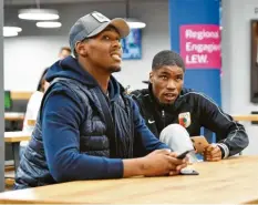  ?? Foto: Jan Huebner ?? Reece Oxford (links) und Kevin Danso sind ein Team auf dem Platz. Auch privat verstehen sich die beiden FCA-Innenverte­idiger gut.