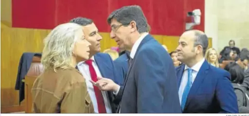  ?? JUAN CARLOS MUÑOZ ?? Juan Marín conversand­o ayer con Isabel Albás y Carlos Hernández, diputados de Ciudadanos. Detrás, el también parlamenta­rio naranja Julio Díaz.