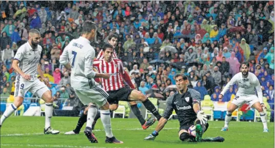  ??  ?? LA PRIMERA DE CRISTIANO. Al filo del descanso, el portugués quiso colar este balón por debajo de las piernas de Iraizoz, pero las cerró.