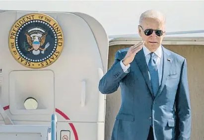  ?? AlMUNU AMARASINGH­l / AP ?? El president dels EUA, Joe Biden, saludant abans d’entrar a l’Air a la base d’Andrews