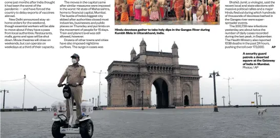  ?? Photos / AP AP ?? A security guard patrols a deserted square at the Gateway of India in Mumbai.