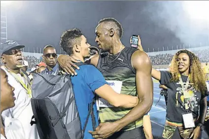  ?? FOTO: AP ?? Bolt, abrazando a Van Niekerk en Kingston en junio. Bolt valora la versatilid­ad del sudafrican­o, el más señalado como probable sucesor