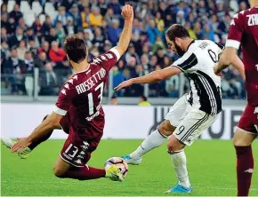  ??  ?? Il gol di Gonzalo Higuain nel recupero: così la Juventus ha agguantato il pareggio nel derby