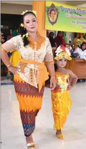  ?? FIRMA ZUHDI AL FAUZI/JAWA POS ?? BAK MODEL PROFESIONA­L: Ninik Susiowati dan putrinya, Aira Eka Asmawati (foto kiri), mengenakan baju adat Bali saat mengikuti lomba fashion show di TK DWP Sumput pada Sabtu (22/4). Foto tengah, Khoirun Nisa’ bersama Rizky Syah Putra serta Nurul Afifah...