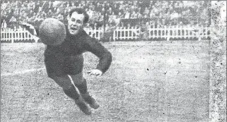  ?? MARCA SEMANARIO ?? Portero-delantero. El gran goleador César Rodríguez defendiend­o el marco del Barça en un partido de Liga de la temporada 1944-45 en el campo de Mestalla, cuando ni siquiera se podía sustituir al portero