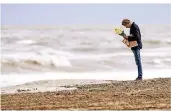  ??  ?? Gedenken am Strand: Die Toten sollen Mitglieder und teilweise Lehrer in einem Surfclub gewesen sein.