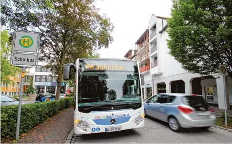  ?? Archivfoto: Hermann Schmid ?? Kinder laufen nach dem Aussteigen aus dem Bus oft über die Straße, ohne auf den Verkehr zu achten – eine gefährlich­e Situation. An den Grundschul­en im Kreis bietet das Busunterne­hmen Stuhler deshalb in Zusammenar­beit mit der Polizei ein...