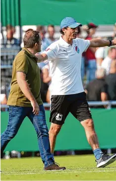  ?? Foto: dpa ?? Die beiden Trainer Manuel Baum (links) und Matthias Mink ärgerten sich nach dem Spiel. Jeder auf seine Weise.