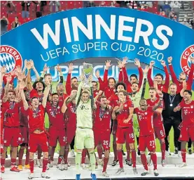  ??  ?? Como siempre.
Bayern campeón, Neuer alza la Supercopa europea. ap