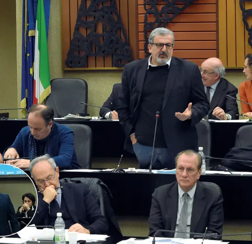  ??  ?? In Aula Michele Emiliano durante il suo intervento. Nel tondo il consiglier­e Mino Borraccino